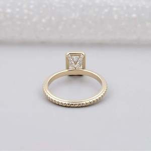 Bague de fiançailles gravée à la main avec diamant taille radiant serti clos et halo caché, certifiée IGI - Product Image 4