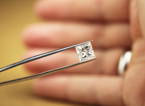 Bague de fiançailles en or 18 carats avec diamant blanc solitaire taille princesse de 2 carats cultivé en laboratoire, certifié IGI, pureté VS2, pour femme - Product Image 2