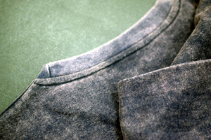 Camiseta Extra Grande Personalizada con Lavado Vintage |   Camiseta de Corte Holgado en Azul Marino/Morado con Lavado Ácido |   Ropa Urbana de Algodón Premium |   Unisex - Product Image 4