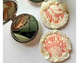 Miroir de coquillage fait à la main du Vietnam pour miroir mural d'accent intérieur avec le style de miroir de coquillage côtier de cadre de coquille - Product Image 1