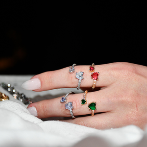 Bague pour femmes redimensionnable OEM Turquie fabriquée à la main Bague en laiton avec concept de cœur en spirale moderne avec pierre de zircon Options de couleur verte et blanche - Product Image 3