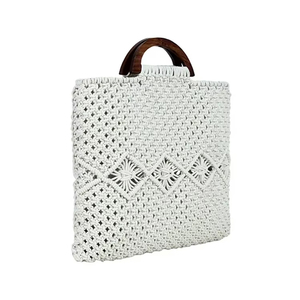 Sac fourre-tout classique artisanal avec poignées en bois, design personnalisé, fermeture éclair, fonctionnalités multifonctions, prix raisonnable - Product Image 1