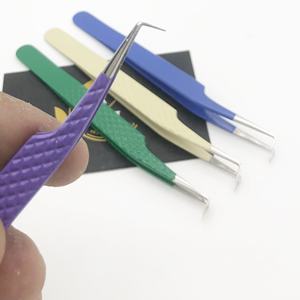 แหนบปลายขนตาสีเงินเคลือบเงาสเตนเลสเป็นมิตรกับสิ่งแวดล้อมพร้อมแหนบติดขนตาเพิ่มวอลลุ่มแบบพัดลมฉลากตามต้องการ - Product Image 1