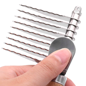 Mango de madera Peine de caballo de acero inoxidable Accesorio de herrador Peine de aseo de caballo de acero inoxidable con agarre de madera - Product Image 2