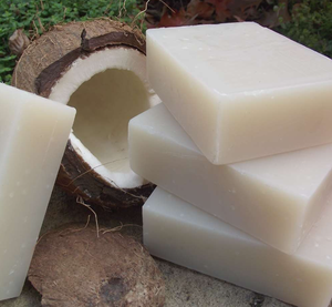 Jabón de coco ecológico con aroma tropical ideal para regalos de uso diario y venta minorista sostenible - Product Image 1