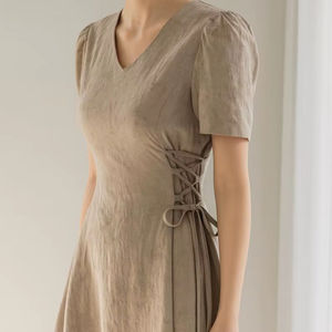 Robe maxi décontractée douce pour femme, 100% lin, col en V, taille ample, manches mi-longues, dentelle latérale, élégante, unie, teinte unie, respirante, vente en gros ODM - Product Image 2