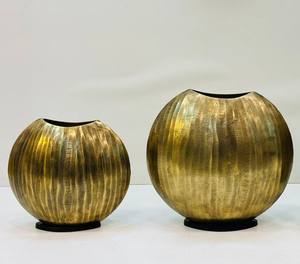 Jarrón de Metal Martillado con Acabado Dorado Costero Hecho a Mano, Resistente al Óxido, Ecológico, Tres Tamaños para Decoración del Hogar y Oficina - Product Image 1