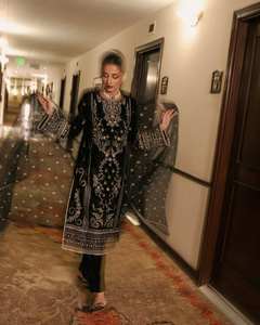 Sublimez votre garde-robe avec ce nouvel ensemble de fête pour femme, moderne et réversible, composé d'un kurta, d'un pantalon et d'un dupatta en velours épais, idéal pour toutes les saisons. - Product Image 2