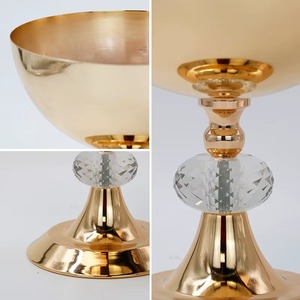 Hermoso brillo metálico dorado y encanto floral, este jarrón celebra el diseño moderno y la belleza atemporal, perfecto para regalar - Product Image 3