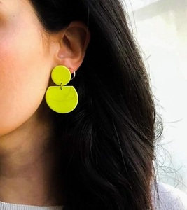 Pendientes de resina pequeños para fiestas, pendientes de resina de alta calidad estándar, Color personalizado, diseño hecho a mano, pendiente de resina, Color rosa - Product Image 4