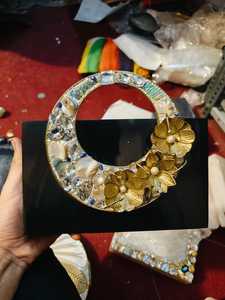 Pochettes en résine sur mesure avec des ornements en pierre et en laiton idéales pour la revente par les magasins d'accessoires de mode - Product Image 5