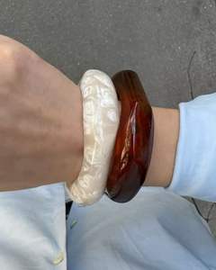 Bracelets élégants en résine pour femmes, finition polie, légers, bijoux de mode pour tenues décontractées et festives, résistants à l'eau, couleurs personnalisables - Product Image 1