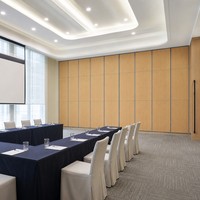 Cloison mobile pour salle de conférence d'hôtel d'affaires avec rail supérieur pour espaces de réunion flexibles