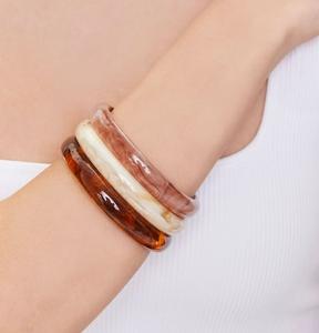 Bracelets en résine imperméables au design contemporain pour femmes, finition polie, couleurs personnalisées - Bijoux tendance pour les événements festifs et professionnels - Product Image 4