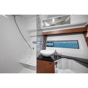 Jeanneau Merry Fisher 1095 Fly S2 - Entièrement équipé, yacht à essence de 34 pieds 3 pouces avec fonctionnalités réglables et ensemble salle à manger - Product Image 2