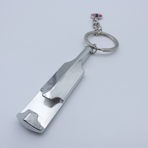 سلسلة مفاتيح معدنية فضية مخصصة بعلم ترينيداد، حلقة مفاتيح متعددة الاستخدامات حمراء، تذكار سياحي على شكل بصمة قدم، فتاحة زجاجات - Product Image 4