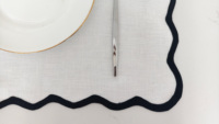Vente en gros de napperon en tissu bord festonné 100% lin au design classique motif brodé personnalisé pour hôtel/fête/mariage