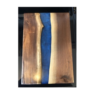 Planche à découper en résine durable fabriquée à la main avec art époxy parfaite pour la cuisine servant des apéritifs et des célébrations festives - Product Image 4