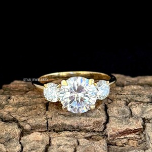 Bague de fiançailles en diamant Moissanite à trois pierres en or massif 14K, bague en diamant Moissanite à trois pierres - Product Image 2