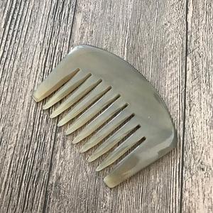 Peigne à dents épaisses en corne de buffle naturelle, écologique, fait à la main en Inde - Product Image 1