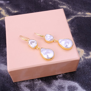 Boucles d'oreilles crochet en forme de goutte d'eau douce perle d'eau douce de créateur - Product Image 4