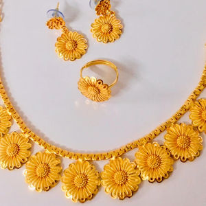 Ensemble de bijoux de mode de style vintage plaqué or 24 carats avec collier boucles d'oreilles bracelets peignes broches principalement en cuivre - Product Image 1