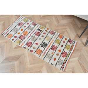 Alfombra Pequeña Kilim Vintage de 1.9x4 pies (57x123 cm), Alfombra Turca de Lana Blanca con Diseño Floral - Product Image 5