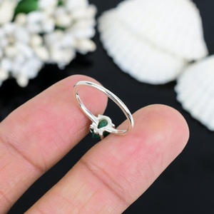 แหวนมรกตดิบเงินแหวนสัญญามินิมอลที่ไม่ซ้ำกันของขวัญครบรอบที่สมบูรณ์แบบเครื่องประดับขนาดที่กำหนดเองสำหรับผู้หญิง - Product Image 2