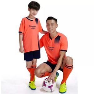 Logotipo de impresión gratis Ropa de equipo de fútbol Camiseta deportiva personalizada barata Nuevo modelo Últimos diseños de camiseta de fútbol Uniforme de fútbol al por mayor - Product Image 1