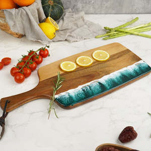 Planche à découper ronde en résine artistique, fabriquée à la main à partir de noyer massif, avec une finition ondulée en résine douce, durable pour servir de petits plats - Product Image 1