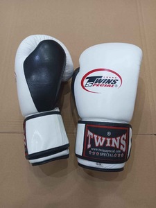 Guantes de Boxeo Twins de Piel de Vacuno de Primera Calidad Hechos a Medida, Guantes de Boxeo Twins Personalizados para Sparring - Product Image 3