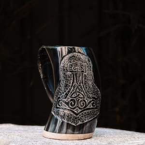 Tasse à corne à boire Viking faite à la main Chope en corne de boeuf sculptée Base en bois Personnalisable Poli Style médiéval Personnalisation gratuite - Product Image 2