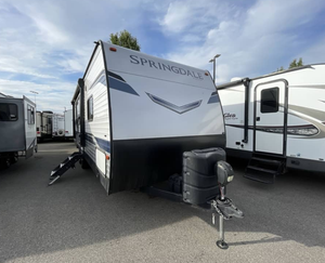 Autocaravana Usada Keystones RVs Springdale 260TBWE 2021, Remolque de Viaje Moderno de Aluminio Ligero de 28 pies con Capacidad para 9 Personas, Envío Inmediato - Product Image 1