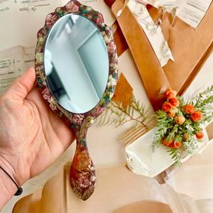 Miroir à main en résine avec finition lisse et brillante, parfait pour un usage quotidien, le maquillage ou des fins décoratives, ajoutant une touche élégante - Product Image 2