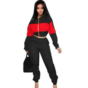 Conjunto Deportivo de Chaqueta Corta Cortavientos Ligera y Pantalones Jogger Estampados de Invierno Personalizados al por Mayor, Chándal de Nailon para Mujer - Product Image 1