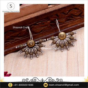 Boucles d'oreilles chandelier indiennes faites à la main en laiton oxydé bicolore pour femmes plaqué argent avec crochet pour anniversaire de fiançailles - Product Image 3