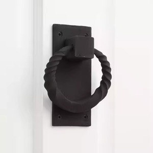Heurtoir de porte en fer rond noir Utilisation de matériel artisanal rustique pour les entrées de ferme ou les portes d'entrée de maison de Style patrimoine - Product Image 1