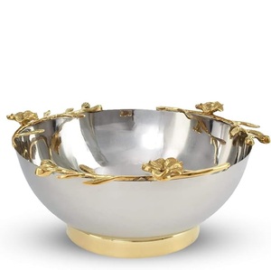 Bol décoratif moderne et élégant en métal avec feuilles de fleurs Pièce maîtresse de luxe polie pour accents de table à manger Décoration intérieure élégante - Product Image 1