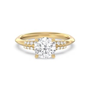 Anillo de compromiso de oro macizo de 14K con diamantes cultivados en laboratorio de corte redondo brillante de 1.70 ct en total, calidad G-SI2, con banda de cuchilla, ideal para regalo de joyería fina. - Product Image 1