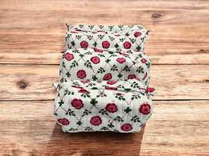 กระเป๋าเครื่องสำอางผ้าฝ้าย 100% พิมพ์ลายดอกกุหลาบสีชมพู ใบไม้สีเขียว พื้นหลังสีขาว สำหรับเด็กผู้หญิงและผู้หญิง ใช้งานง่าย - Product Image 3