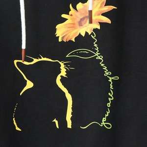 Sudaderas con capucha elegantes de invierno Sudadera con diseño de flores bordadas en negro y amarillo Diseños personalizados OEM Sudaderas con capucha impresas para mujer - Product Image 2