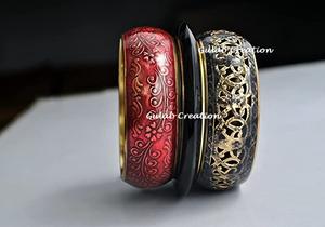 ชุดกำไลเคลือบทองเหลืองแกะสลักสไตล์วินเทจ | กำไลโลหะทำด้วยมือสีแดงและสีดำมีดีไซน์ลายดอกไม้และลายเส้น - Product Image 3