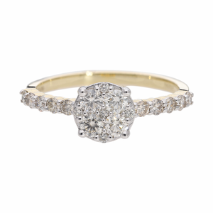 Anillo de compromiso de racimo de oro amarillo de 14 quilates con diamantes redondos naturales en ajuste de punta y banda con tachuelas de diamantes para un aspecto elegante - Product Image 2