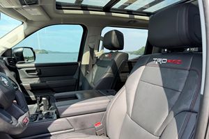 Toyota Tundra TRD Pro 2023 Usada en Buen Estado, Envoltura Exterior Verde, Kit de Elevación de 3 Pulgadas, Híbrido Twin-Turbo de 437 hp - Product Image 5