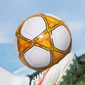 Ballon de football durable conçu sur mesure avec des couleurs et un logo personnalisés pour l'entraînement et les matchs - Product Image 4