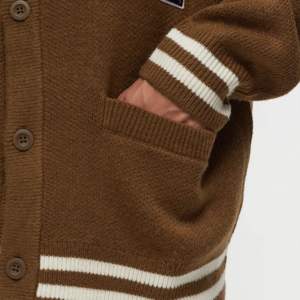 Cardigan en tricot patchwork standard pour femme avec décolleté en V profond et détails boutonnés, tissu respirant, style élégant pour le printemps - Product Image 5