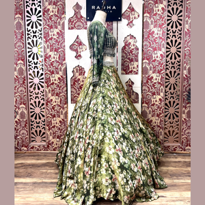 Colección Exclusiva de Lehenga Choli Estampado de Diseño Bollywood con Bordado Zari y Lentejuelas, para Bodas y Fiestas - Product Image 3