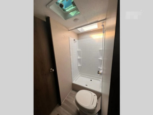 Autocaravana C-O-A-C-H-M-E-N RV V-I-K-I-N-G 272RLS 2021 USADA EN BUEN ESTADO DISPONIBLE PARA LA VENTA - Product Image 3