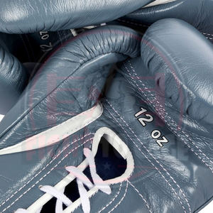 ถุงมือชกมวยแบบผูกเชือก รุ่นพรีเมียม หนังคุณภาพสูง ระบายความชื้นได้ดี ปิดนิ้วเต็มรูปแบบ ปรับแต่งได้ตามต้องการ ออกแบบ OEM สำหรับการฝึกซ้อม - Product Image 4