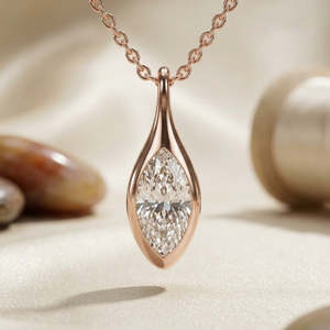 SHREYA DIAM Collier Pendentif Classique Goutte d'Eau pour Femme, Plaqué Or/Argent/Or Rose, Sertissage Griffe, Moissanite Taille Marquise - Product Image 1